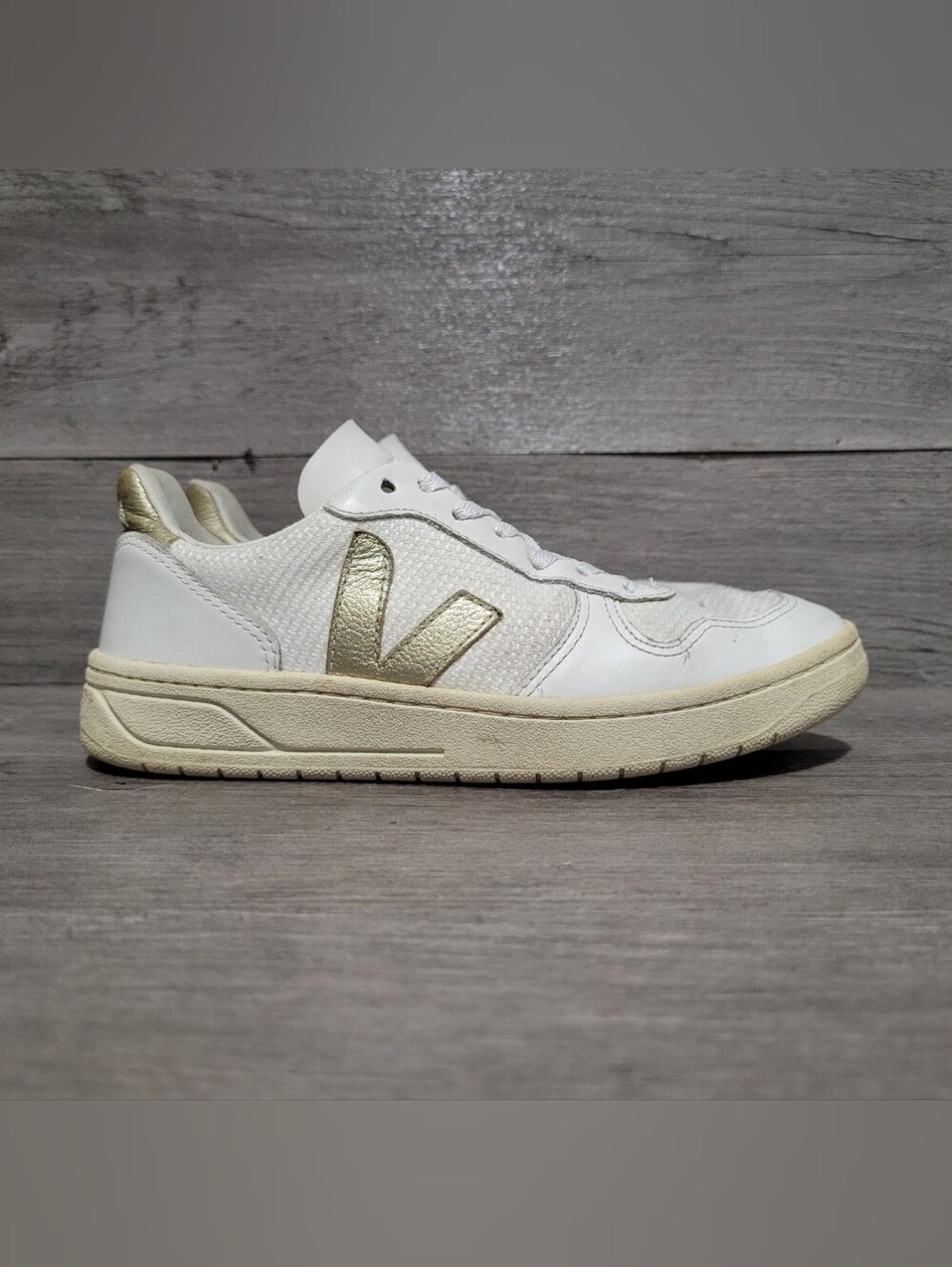 Veja V-10 Womens Size 5 Extra White Platine Gold Metallic Sneakers